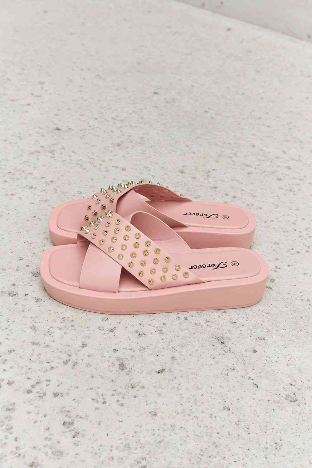 Sandalias con tiras cruzadas y tachuelas Forever Link en color rubor