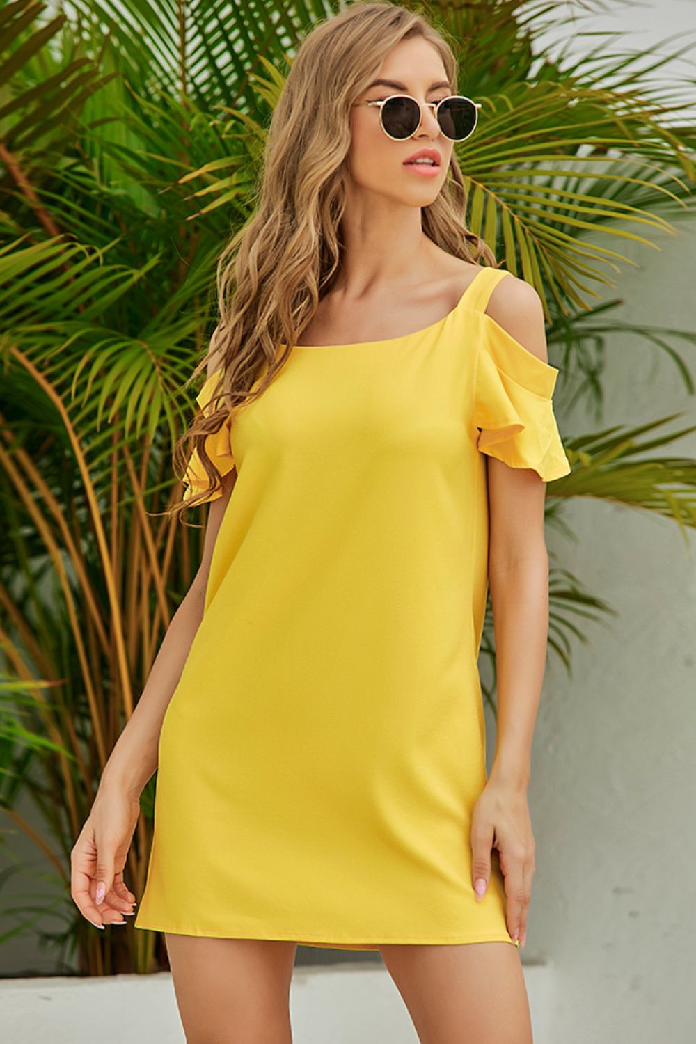 Mini vestido con hombros descubiertos