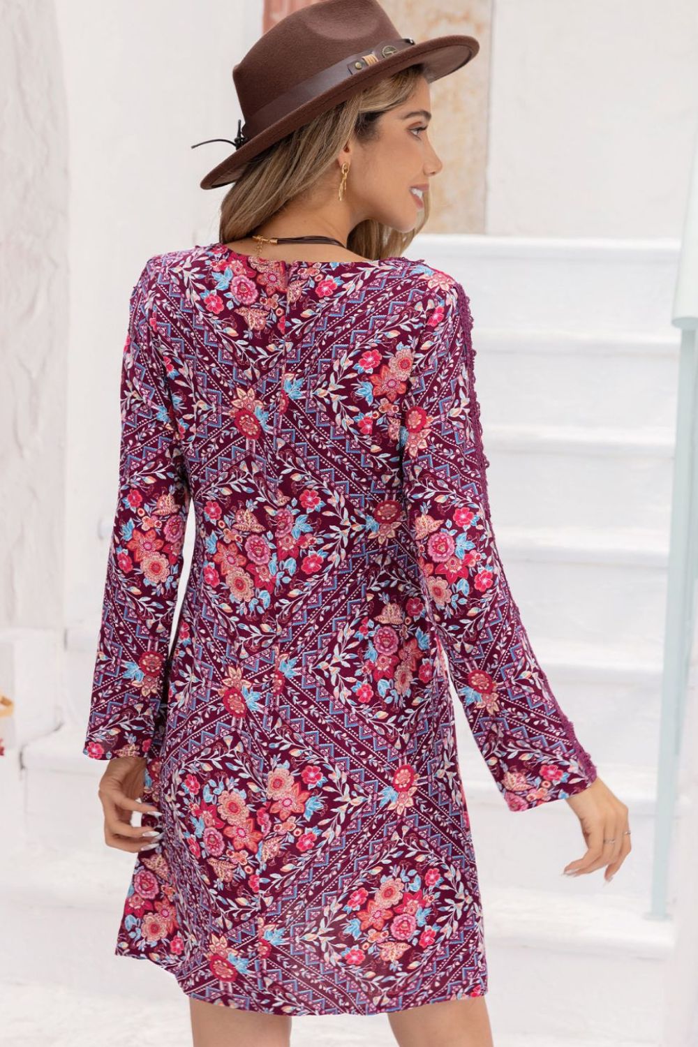 Vestido mini estampado de manga larga y escote en V