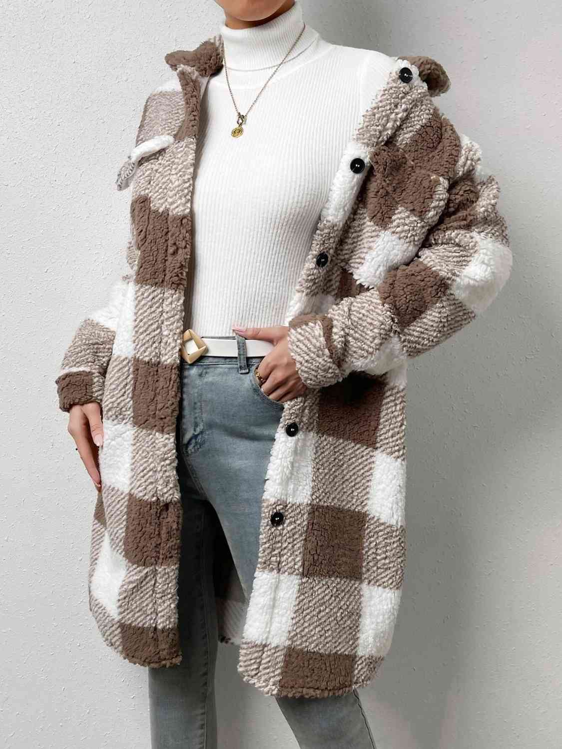 Abrigo con cuello abotonado y cuadros escoceses