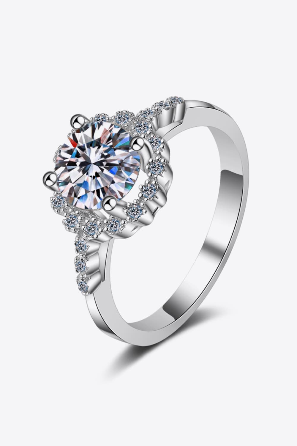 Anillo de halo chapado en rodio con moissanita de 1 quilate