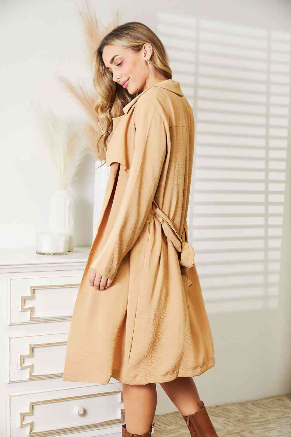 Gabardina con bolsillos y lazo de tamaño completo de Culture Code