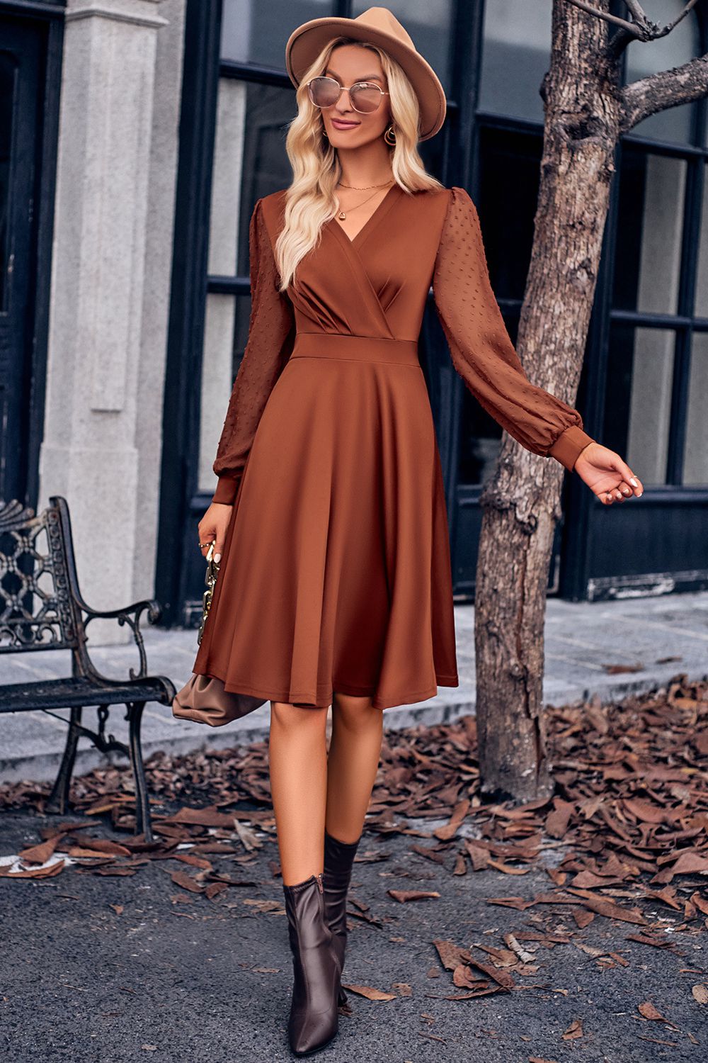 Vestido de manga larga con lunares suizos y cuello cruzado