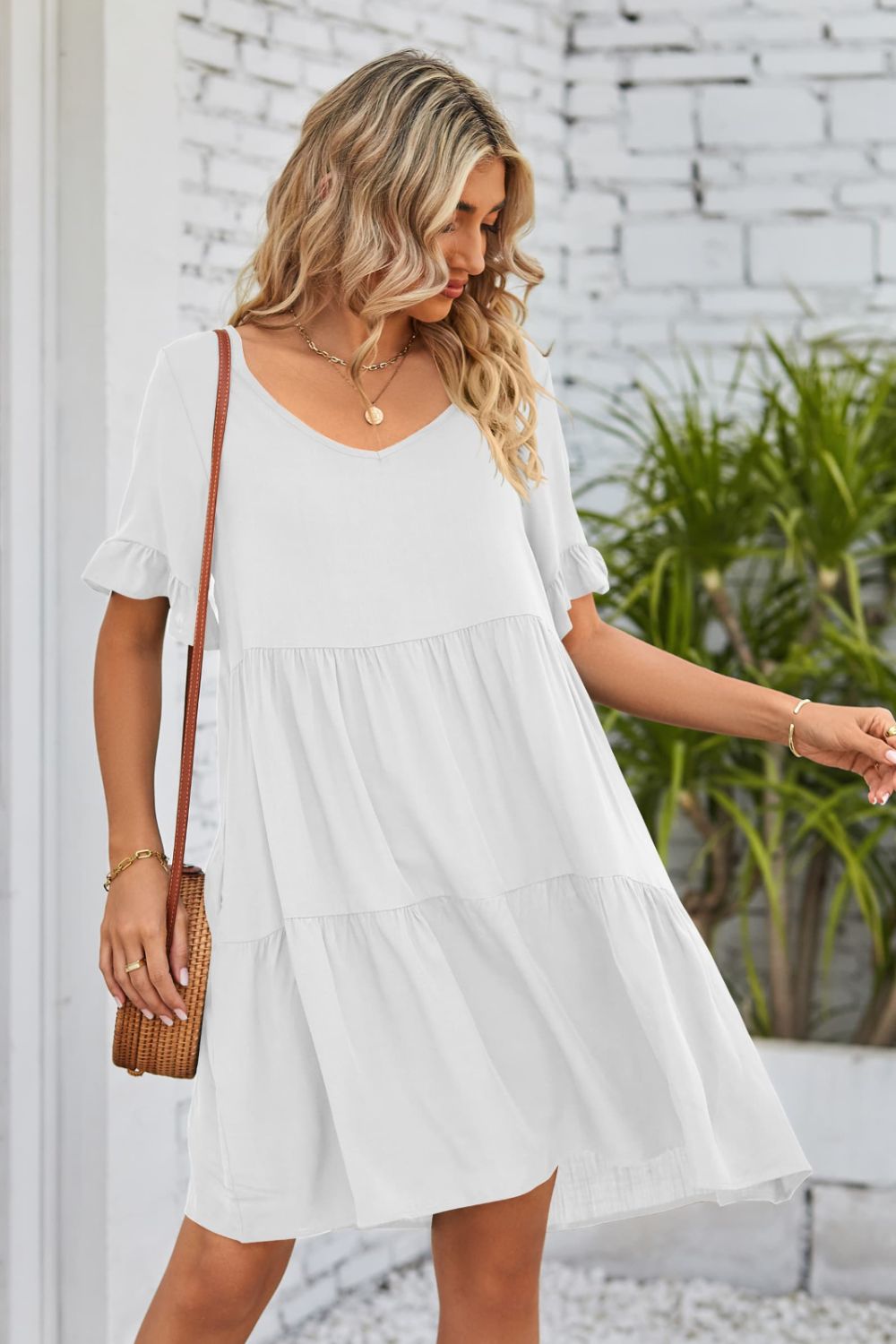 Vestido con escote en V, mangas con volantes y capas