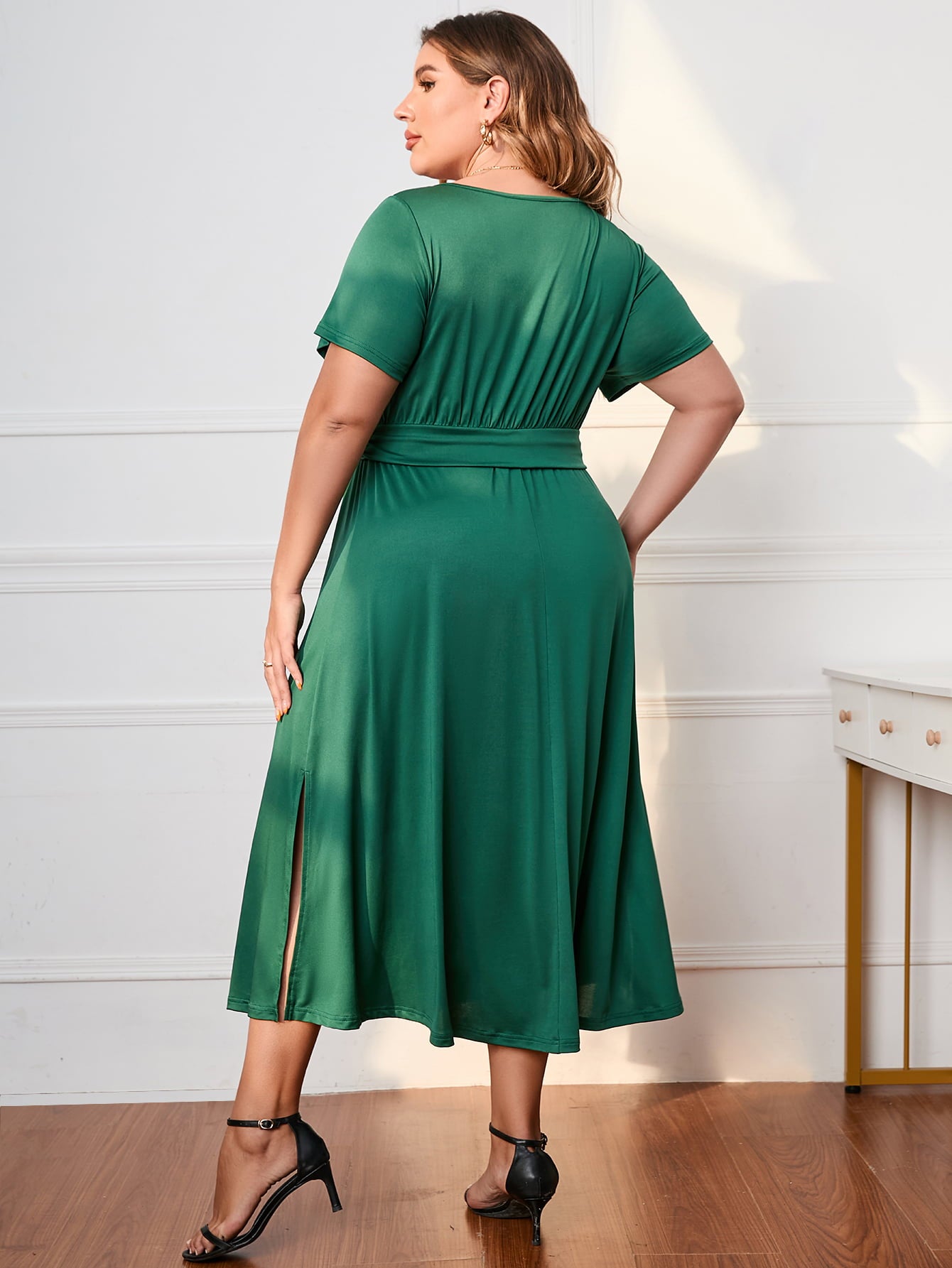 Vestido midi de cuello cruzado y manga corta de talla grande