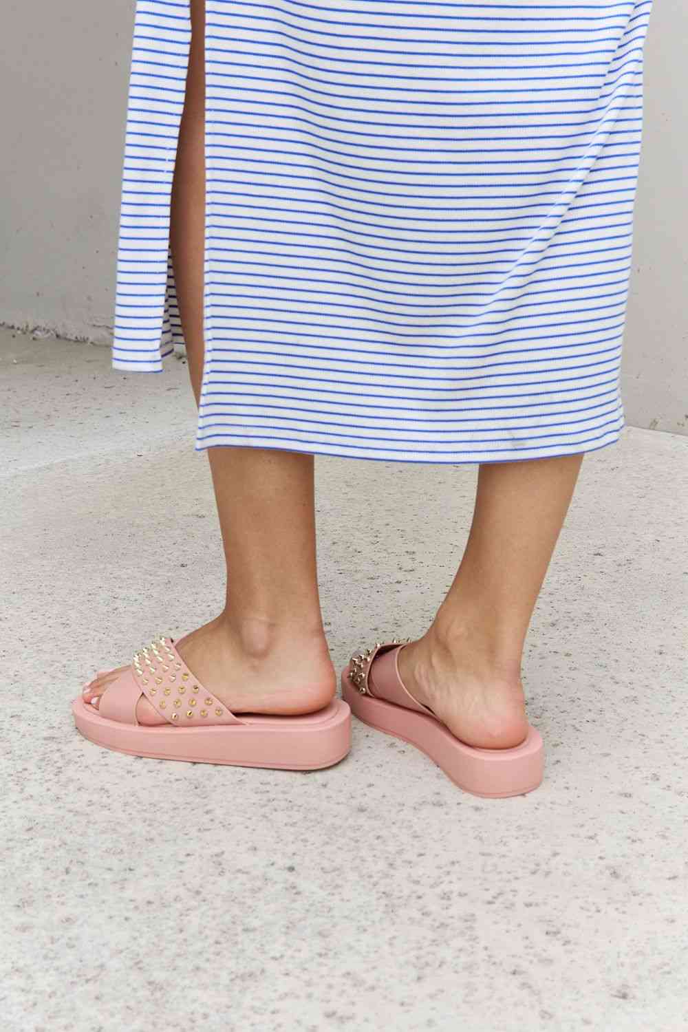 Sandalias con tiras cruzadas y tachuelas Forever Link en color rubor