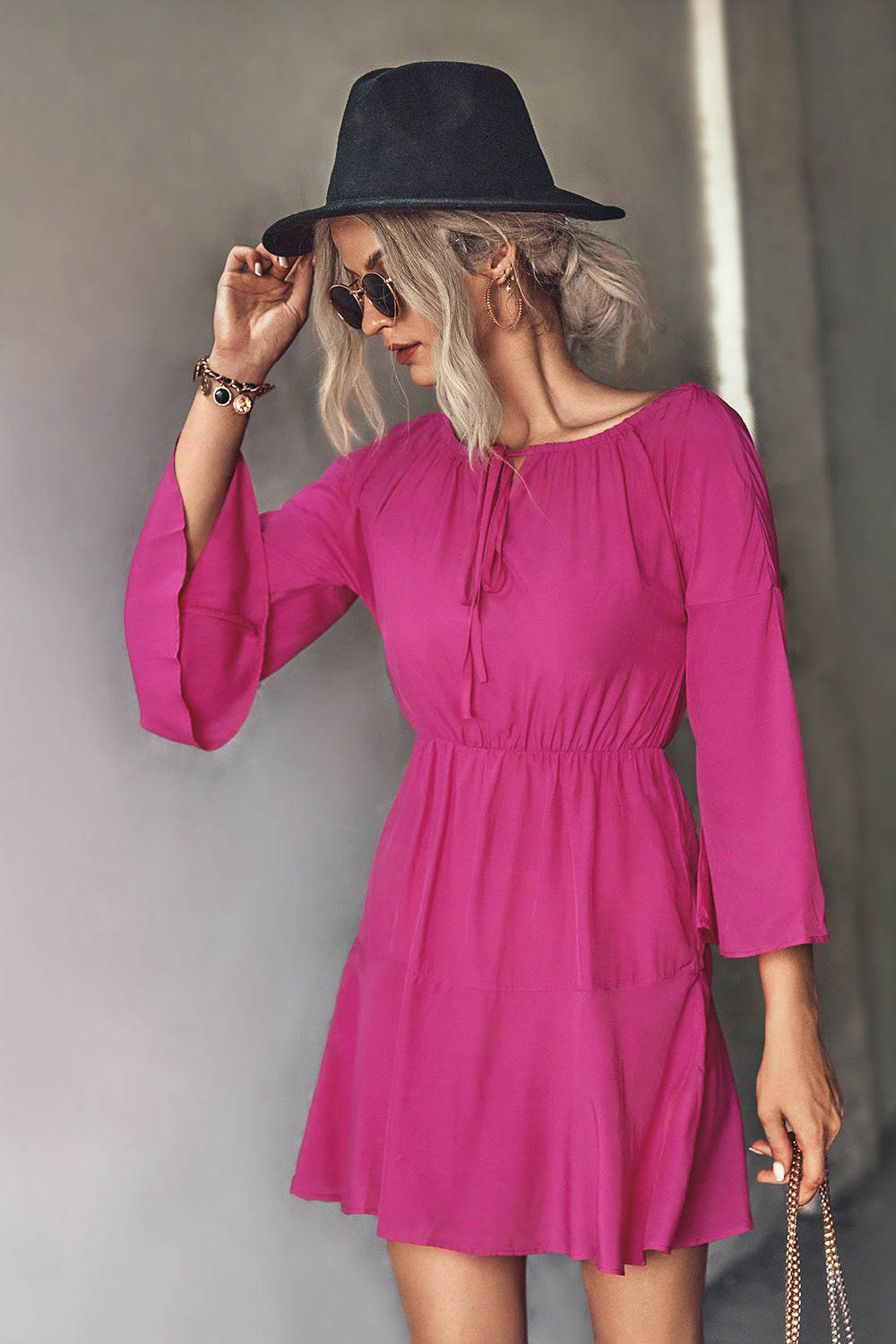 Mini vestido de manga acampanada con cuello anudado