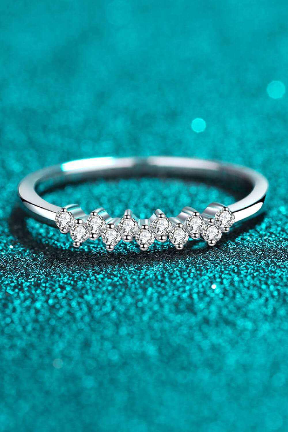 Llamativo anillo de moissanita de plata esterlina 925