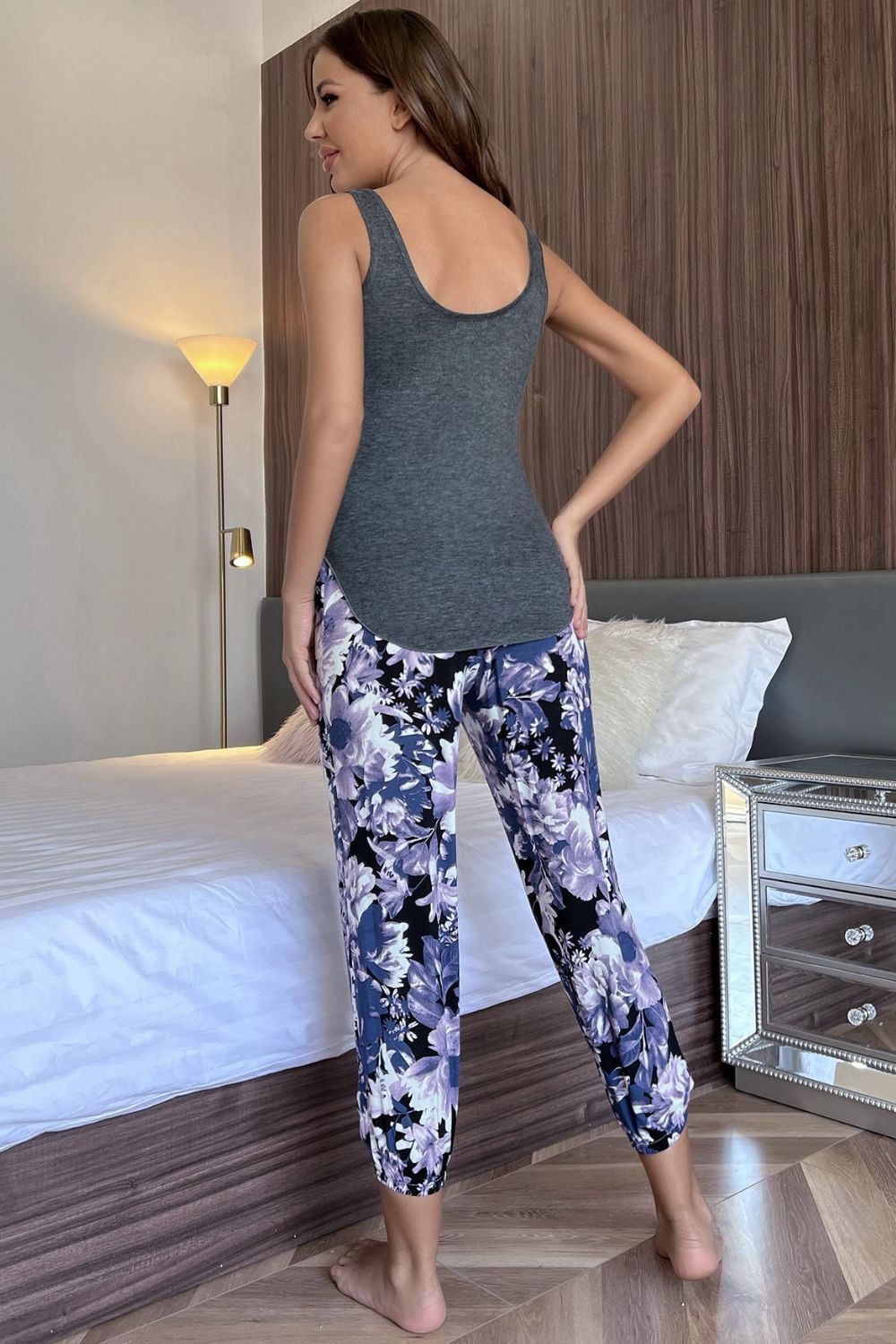 Conjunto de estar por casa con camiseta de cuello redondo y pantalón corto con estampado floral