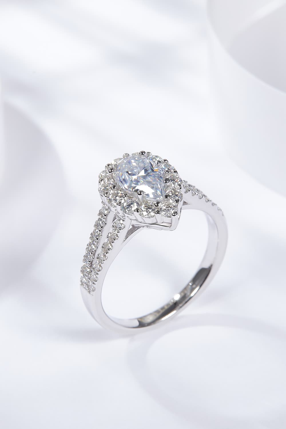 Anillo de espiga dividida en forma de lágrima de moissanita de 1 quilate
