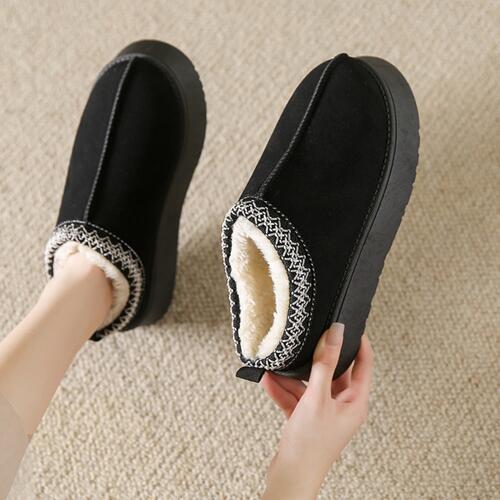 Pantuflas de piel sintética con costura central