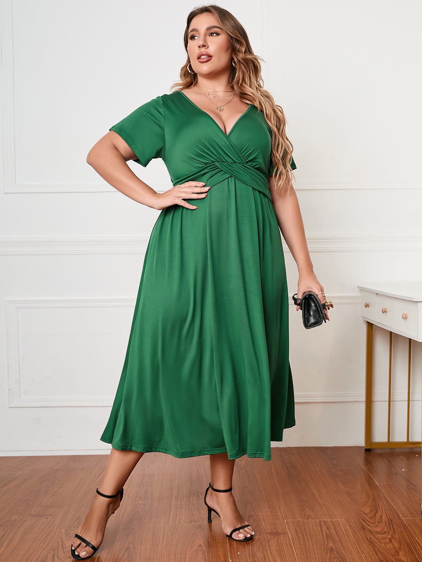 Vestido midi de cuello cruzado y manga corta de talla grande