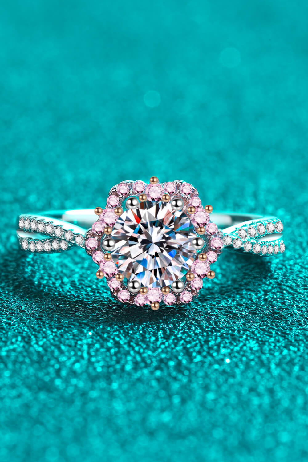 Anillo cruzado en forma de flor de moissanita de 1 quilate