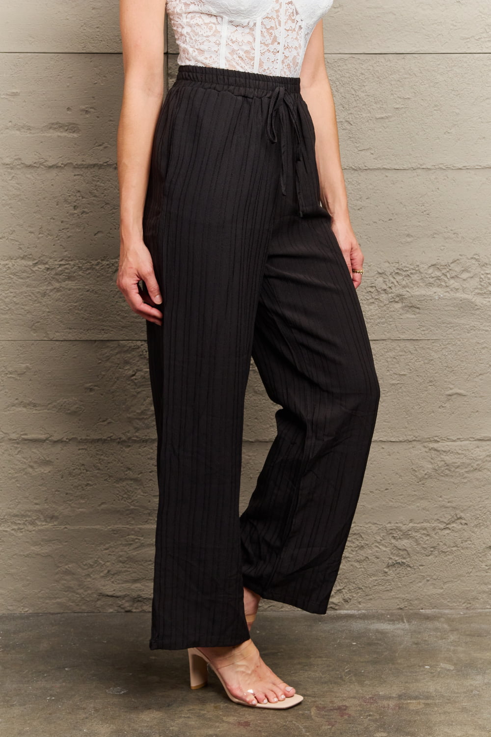 Pantalones largos con lazo en la cintura