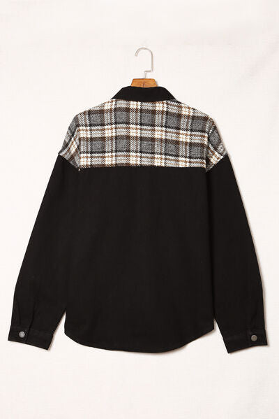 Chaqueta vaquera con botones y bolsillos a cuadros