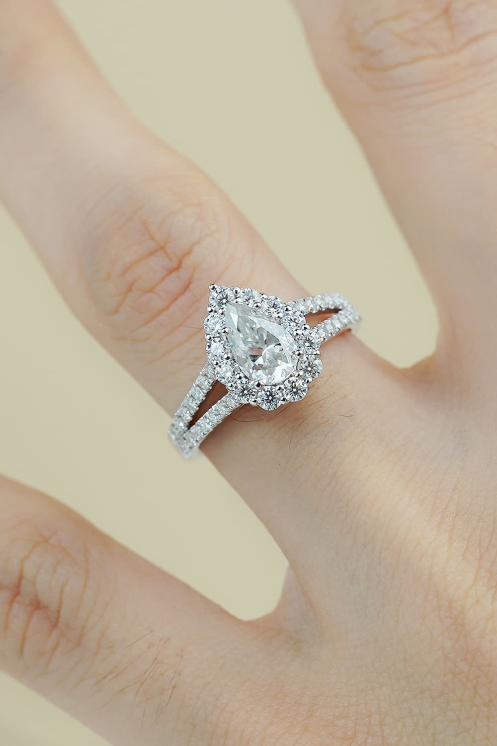 Anillo de espiga dividida en forma de lágrima de moissanita de 1 quilate