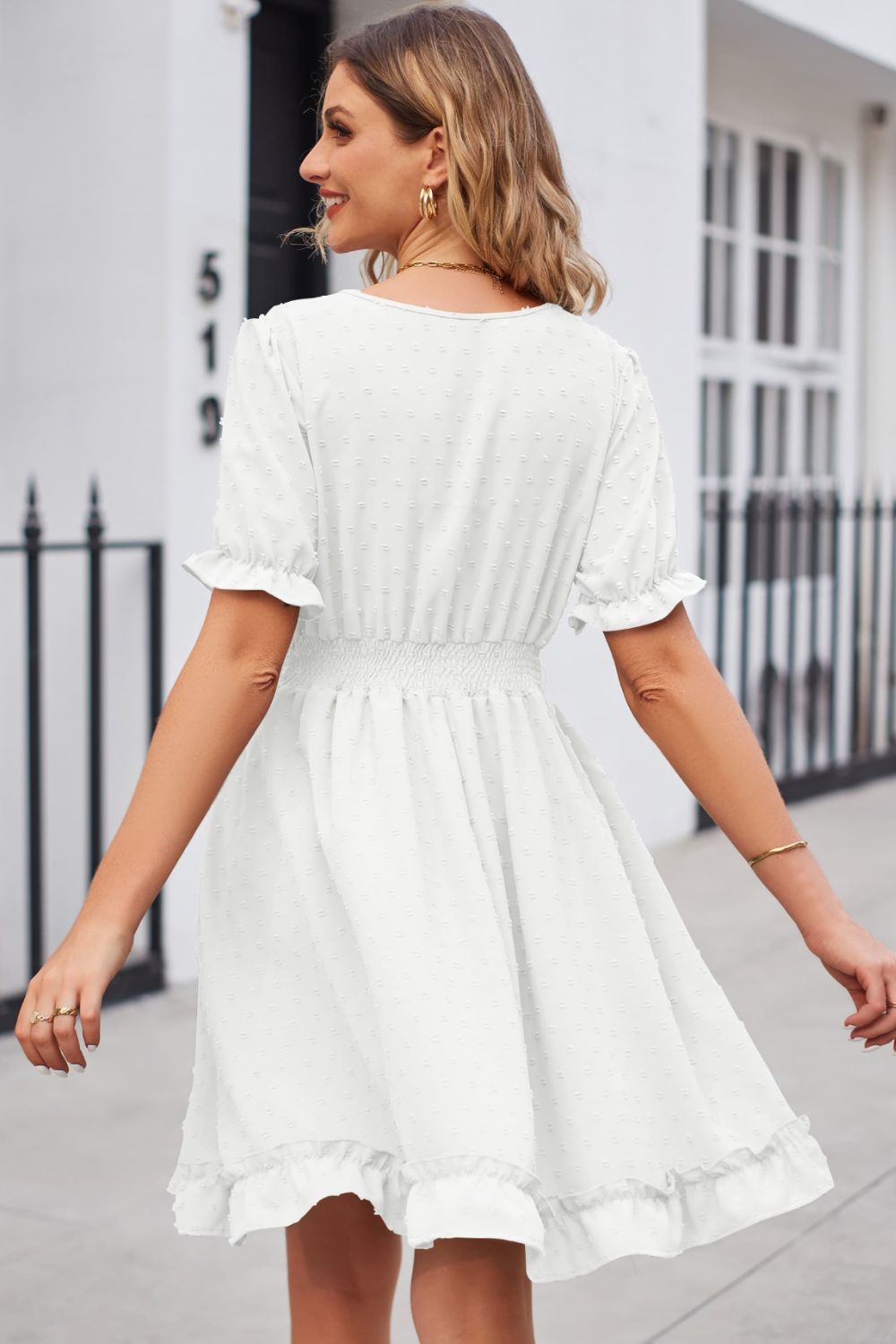 Vestido con escote en V y mangas con volantes y ribete de lunares suizos