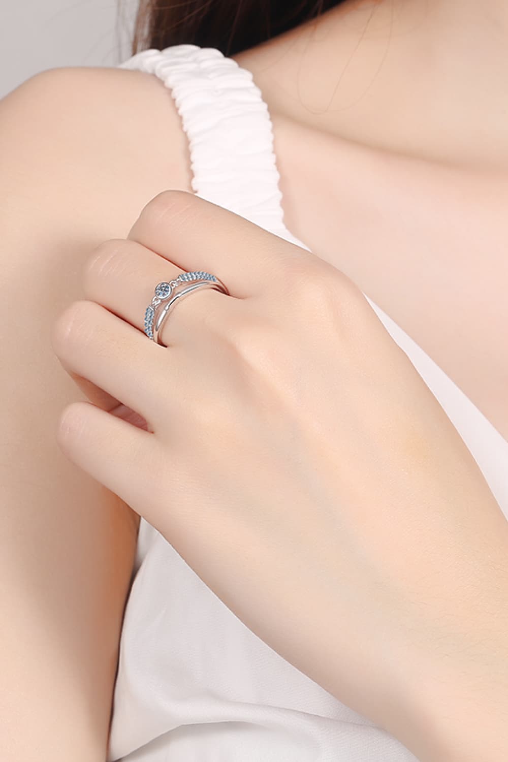 Anillo chapado en rodio con moissanita recortada