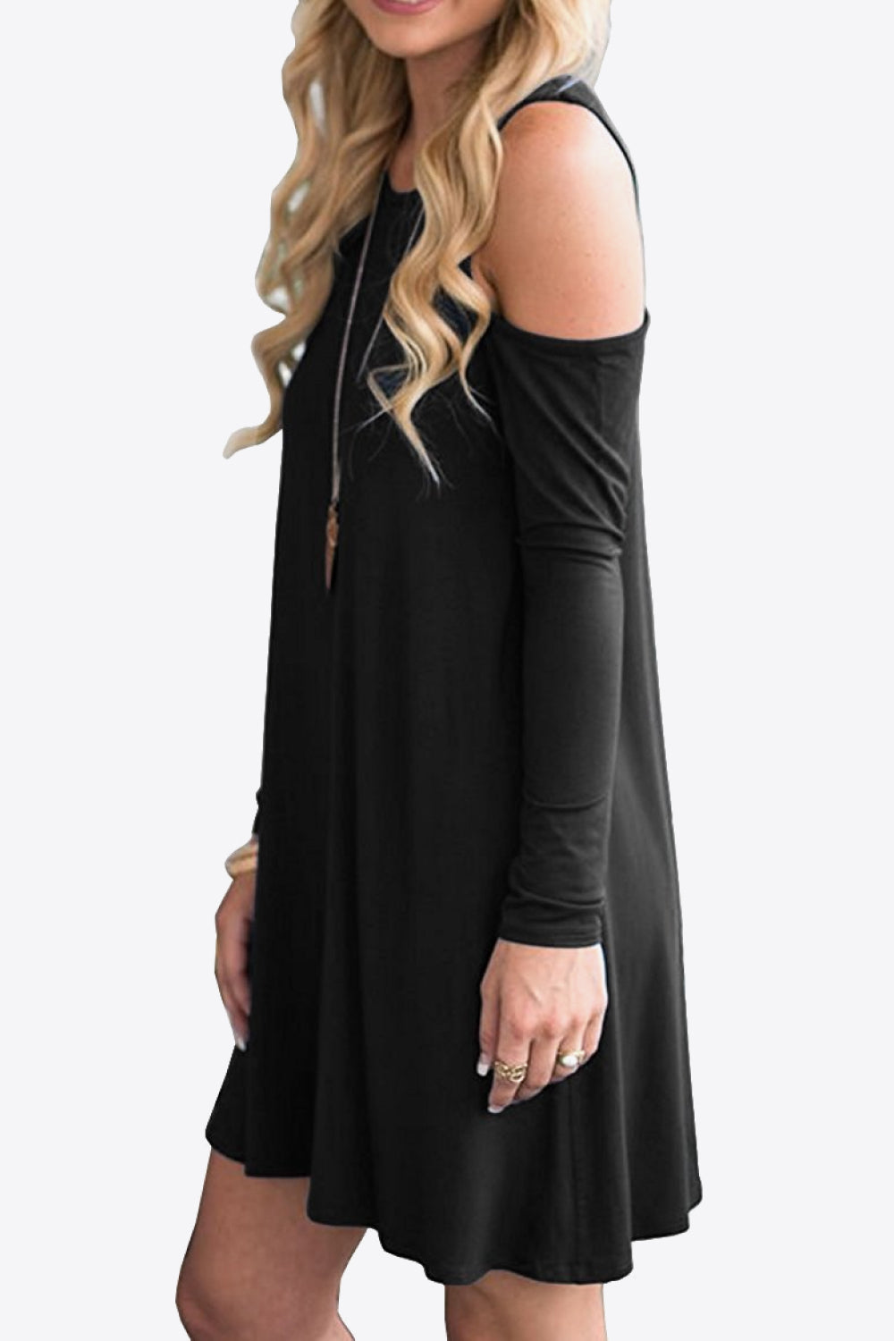 Vestido de cuello redondo de manga larga con hombros descubiertos