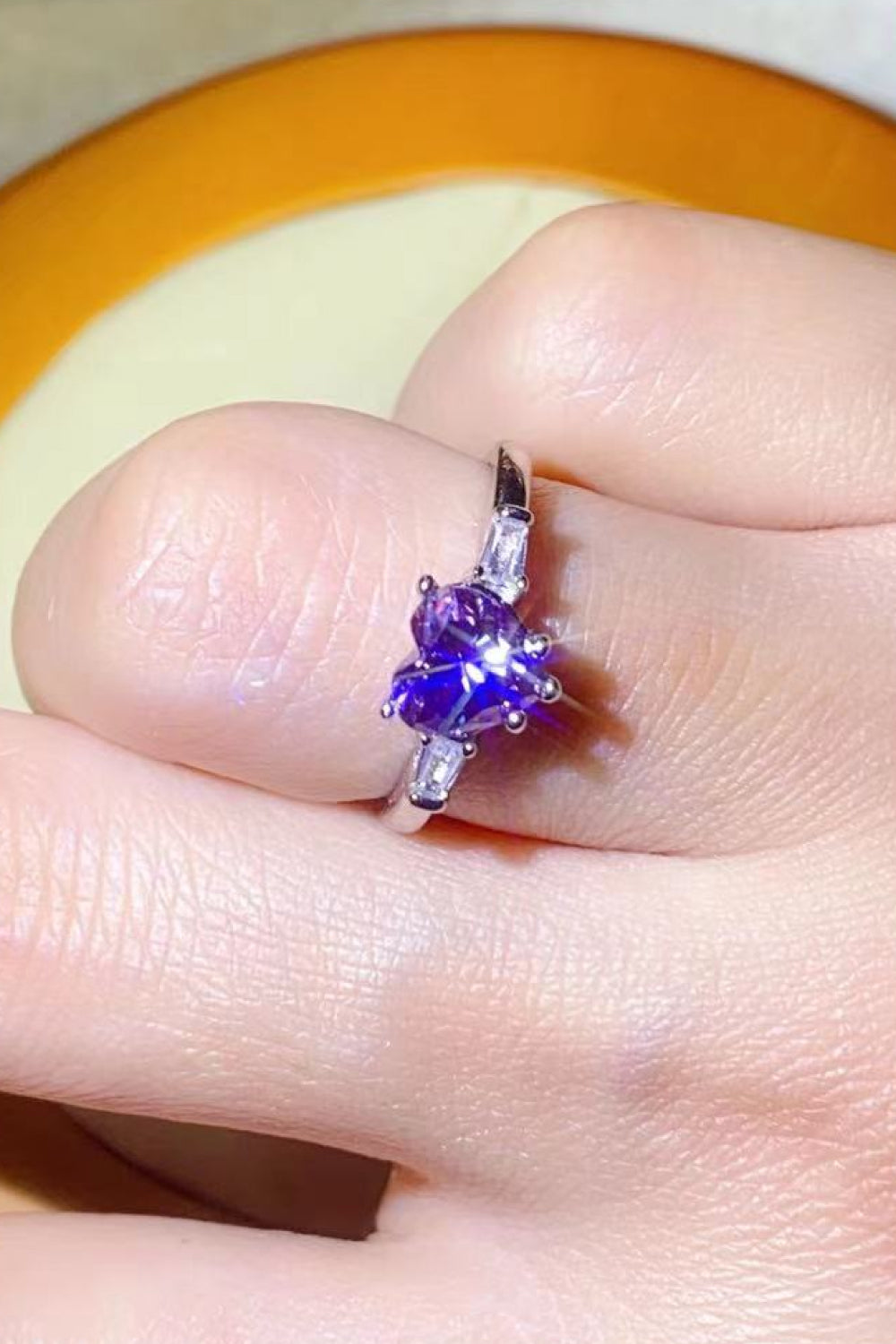 Anillo enchapado en platino con forma de corazón de moissanita de 1 quilate en púrpura