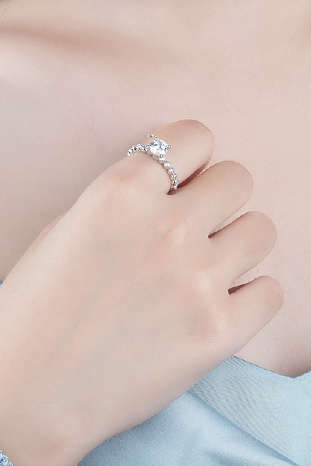 Anillo clásico de moissanita de 4 puntas