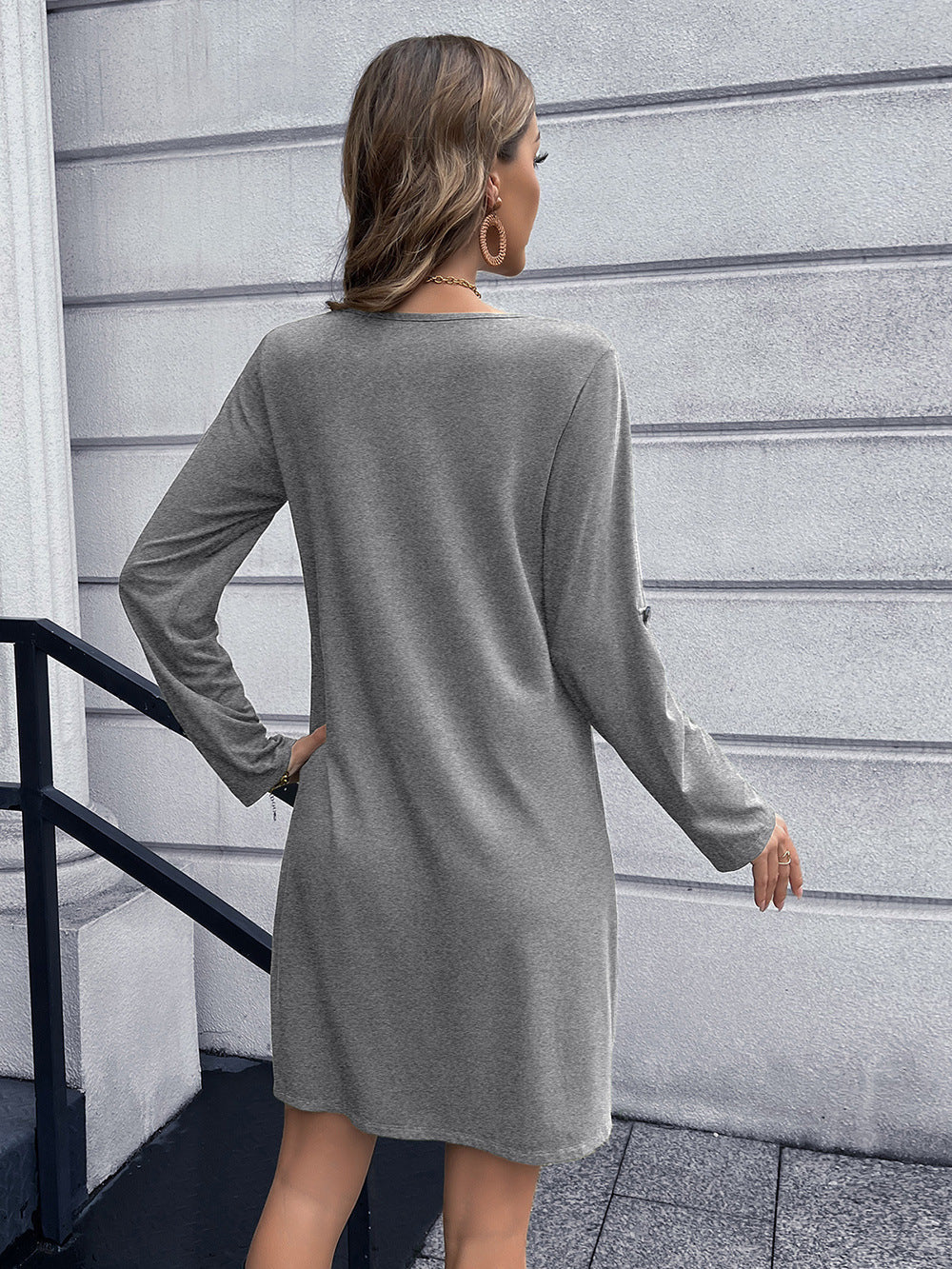 Vestido mini con cuello en V y botones