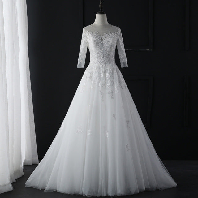 Vestido de novia elegante con escote redondo y manga tres cuartos de encaje