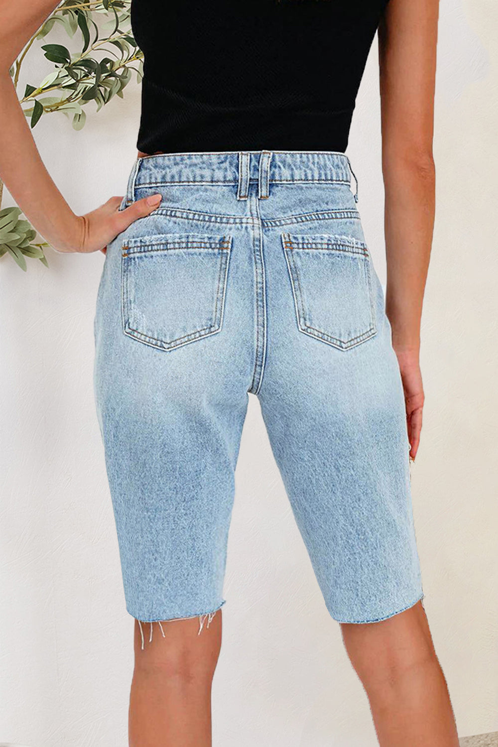 Pantalones cortos de mezclilla desgastados con bolsillos