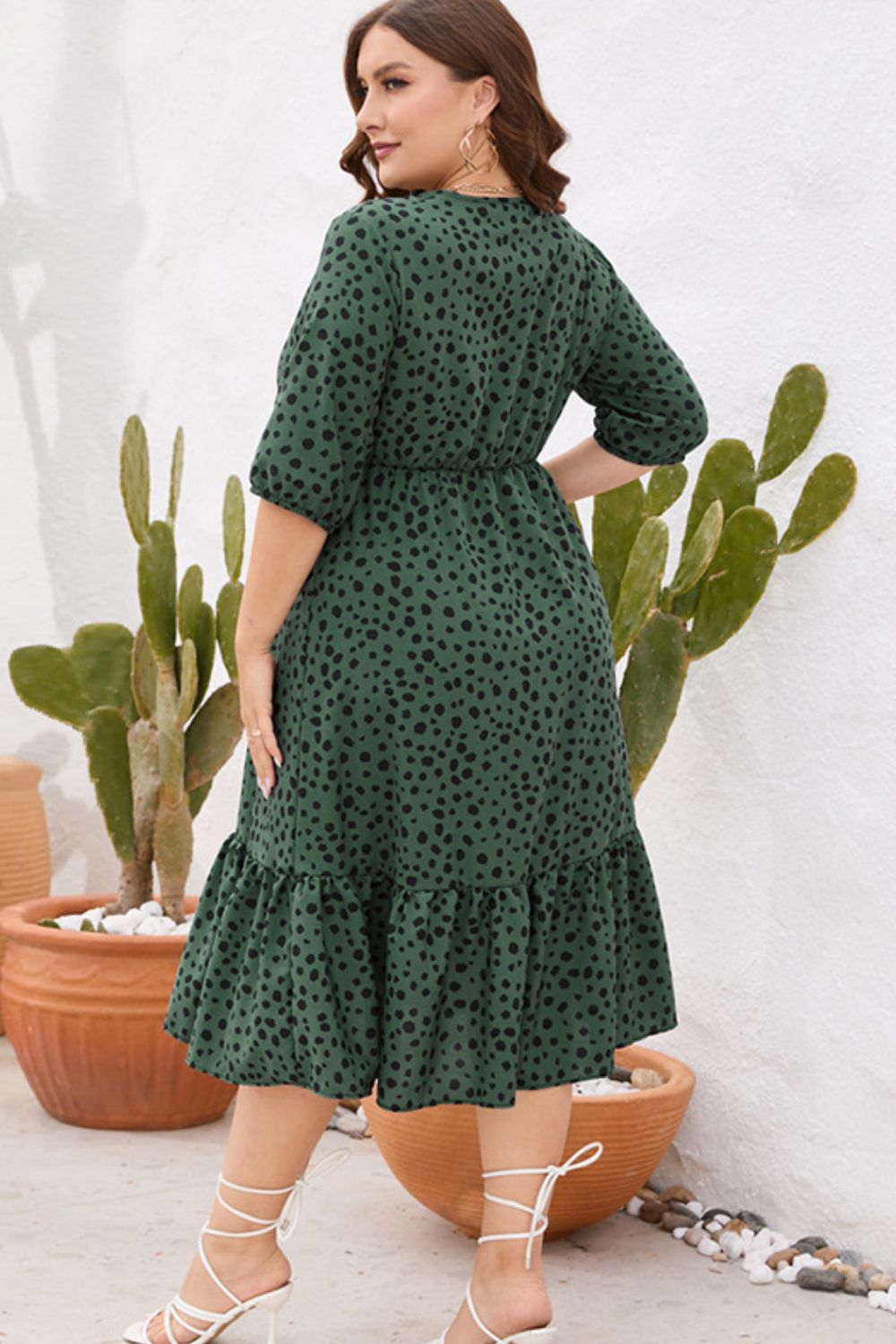 Vestido cruzado con dobladillo con volantes y estampado de talla grande