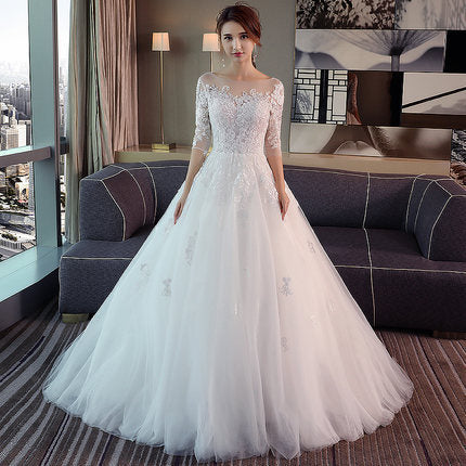 Vestido de novia elegante con escote redondo y manga tres cuartos de encaje