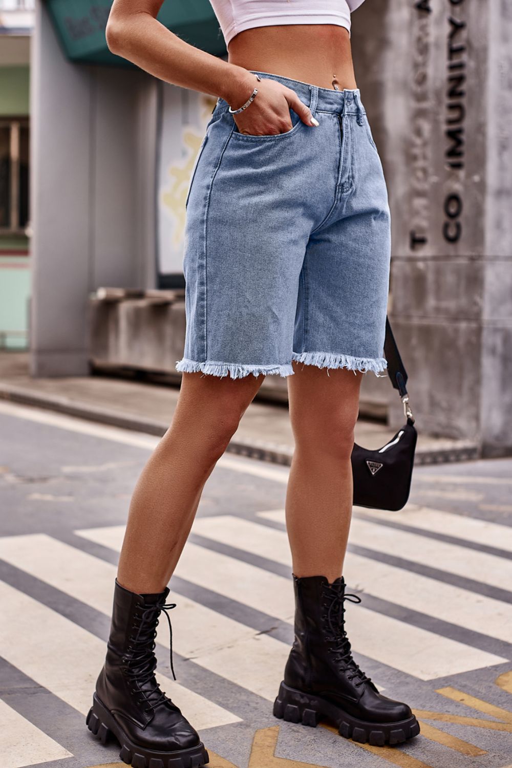 Pantalones cortos de mezclilla con dobladillo sin rematar y bolsillos