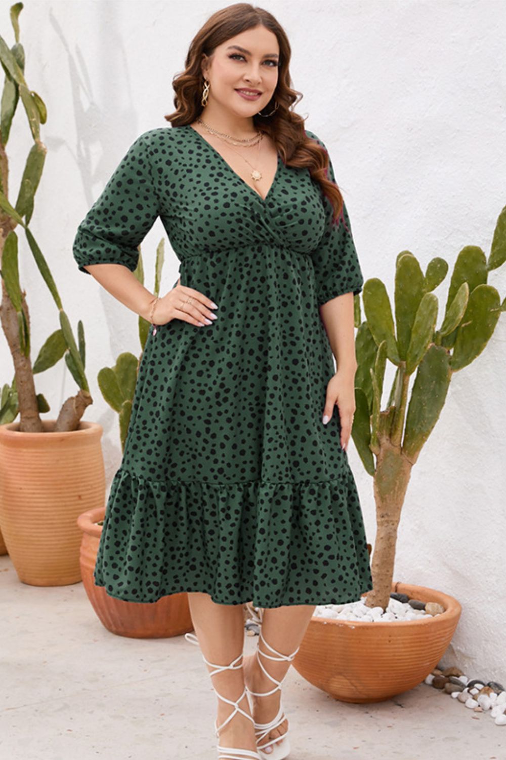 Vestido cruzado con dobladillo con volantes y estampado de talla grande