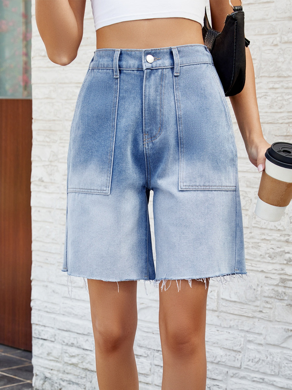 Pantalones cortos de mezclilla con dobladillo sin rematar y botones y bolsillos