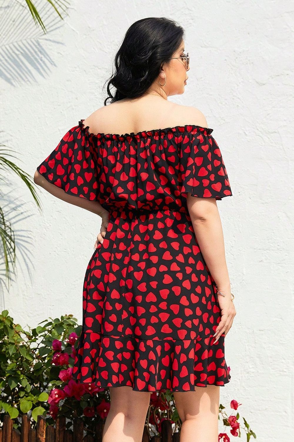 Vestido con hombros descubiertos y estampado de corazones en talla grande