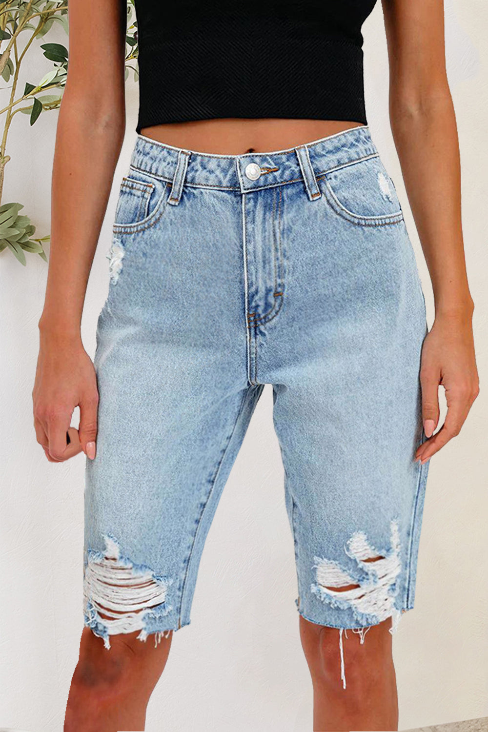 Pantalones cortos de mezclilla desgastados con bolsillos