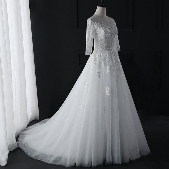 Vestido de novia elegante con escote redondo y manga tres cuartos de encaje