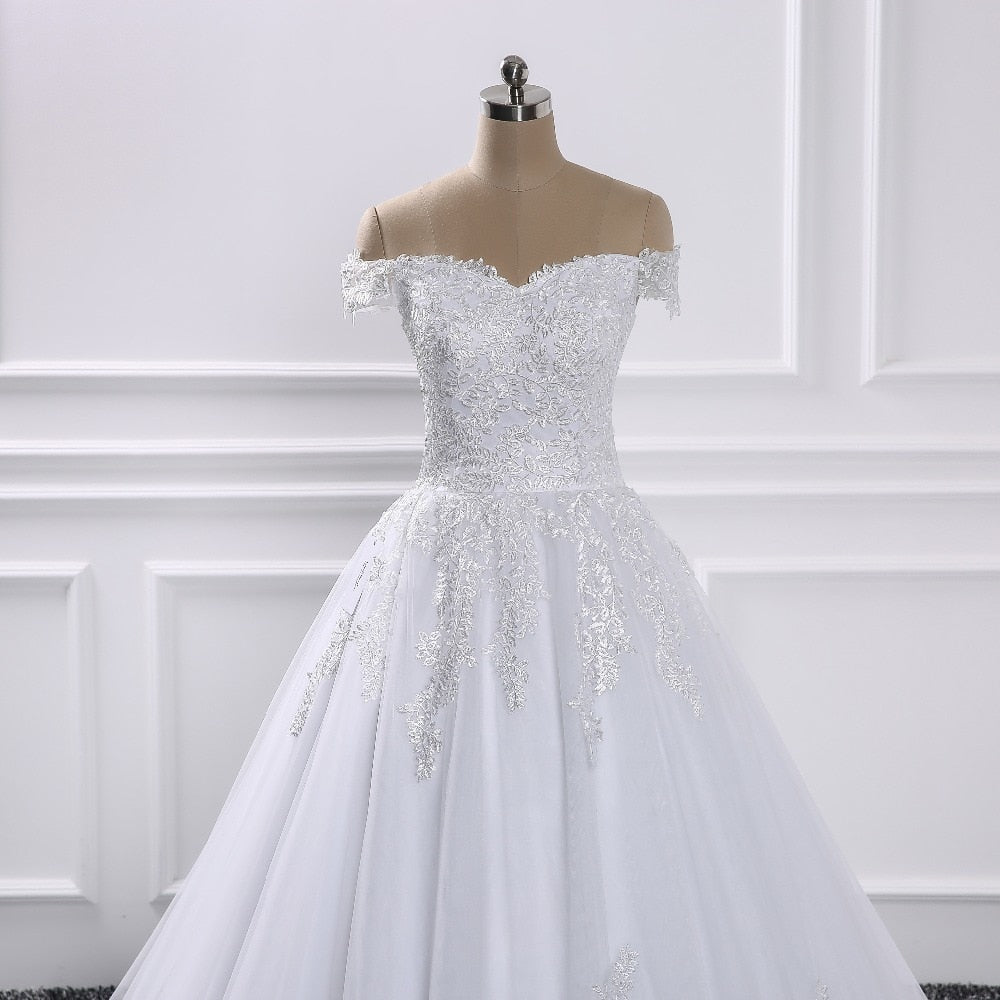 Vestido de novia de princesa con escote en forma de corazón y apliques de encaje y hombros descubiertos