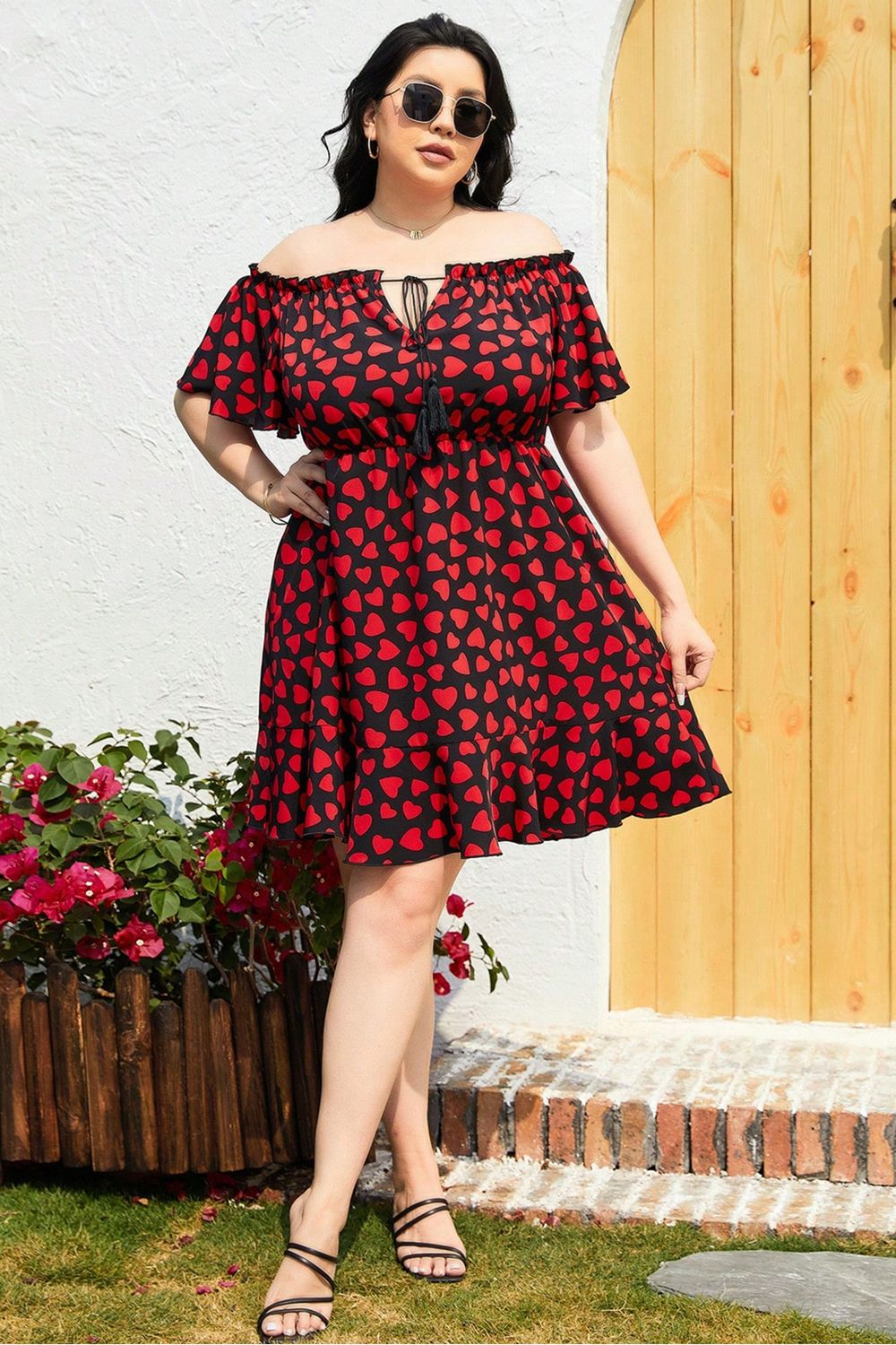 Vestido con hombros descubiertos y estampado de corazones en talla grande