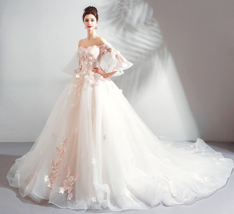 Vestido de novia con cola larga, escote en A, apliques de encaje y abalorios
