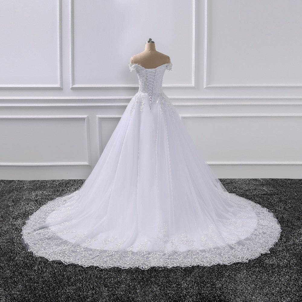 Vestido de novia de princesa con escote en forma de corazón y apliques de encaje y hombros descubiertos
