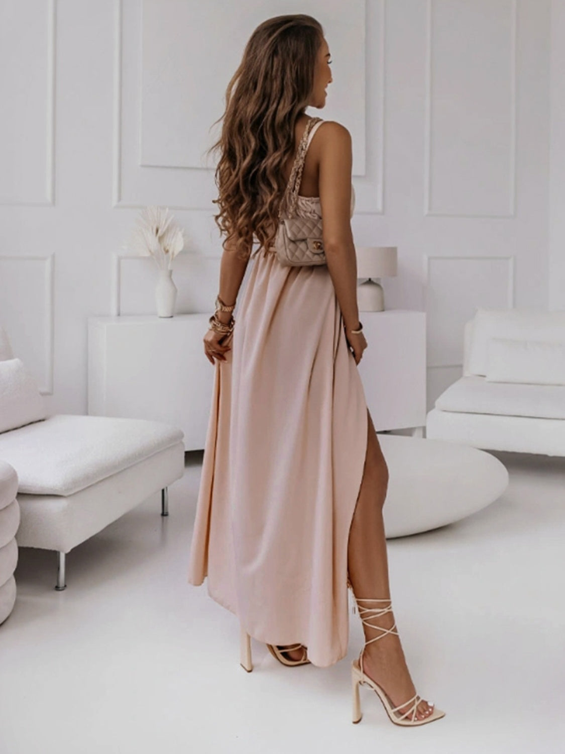 Vestido camisero midi sin mangas con escote cruzado y lazo color miel
