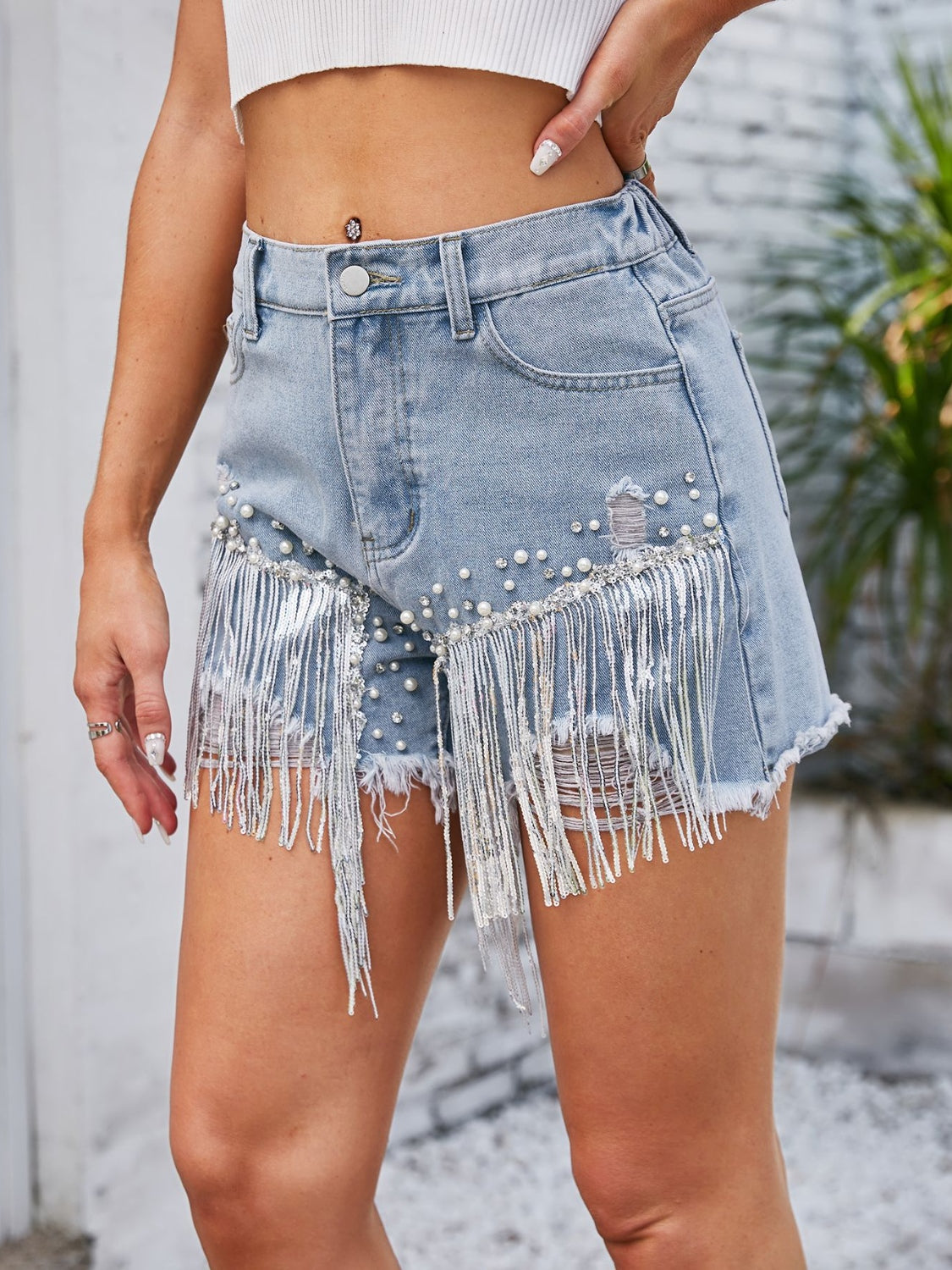 Pantalones cortos de mezclilla desgastados con ribete de perlas y bolsillos