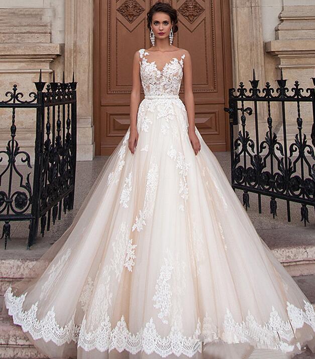 Vestido de novia con cola de encaje y cintura adelgazante
