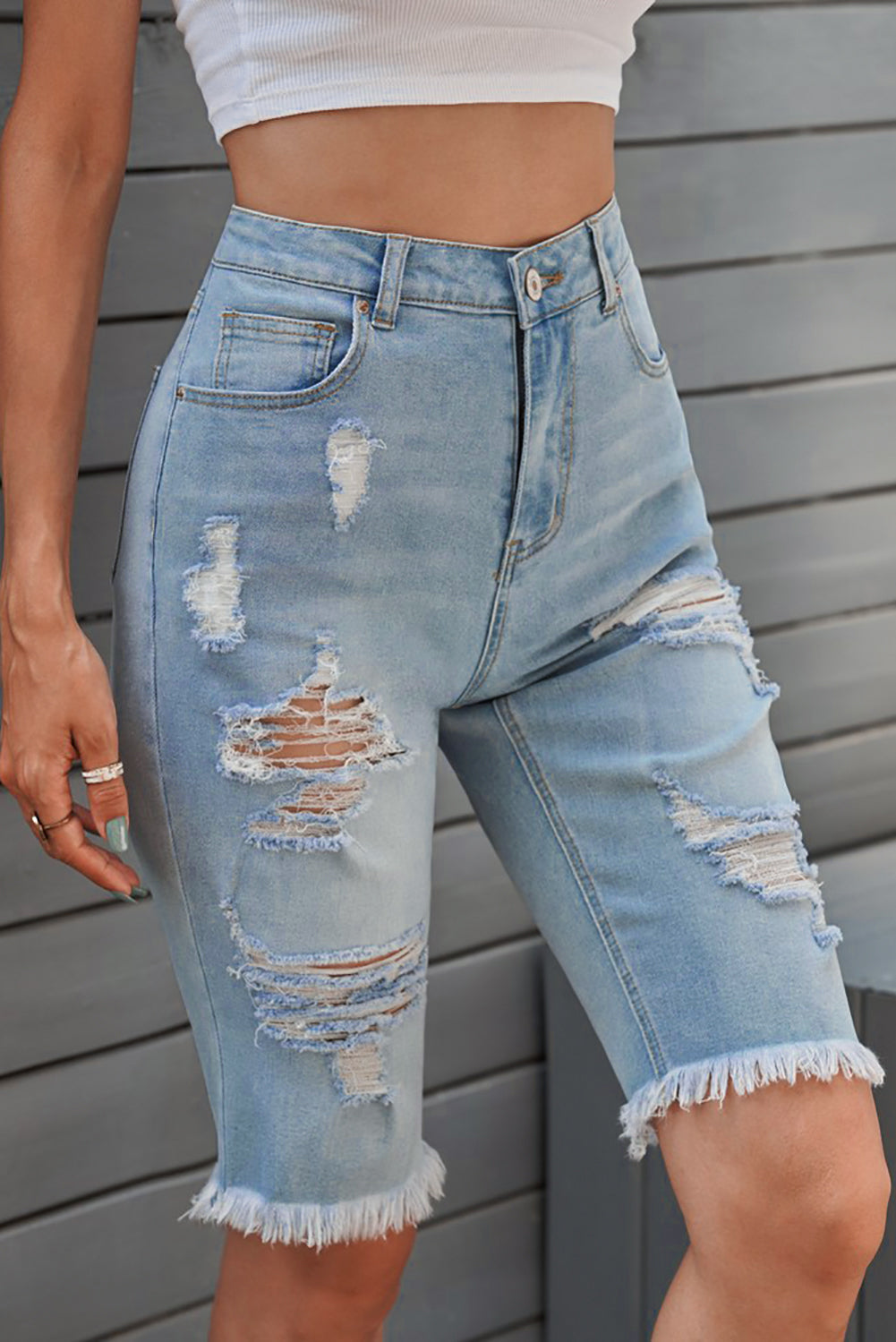 Bermudas de mezclilla desgastadas con dobladillo sin rematar