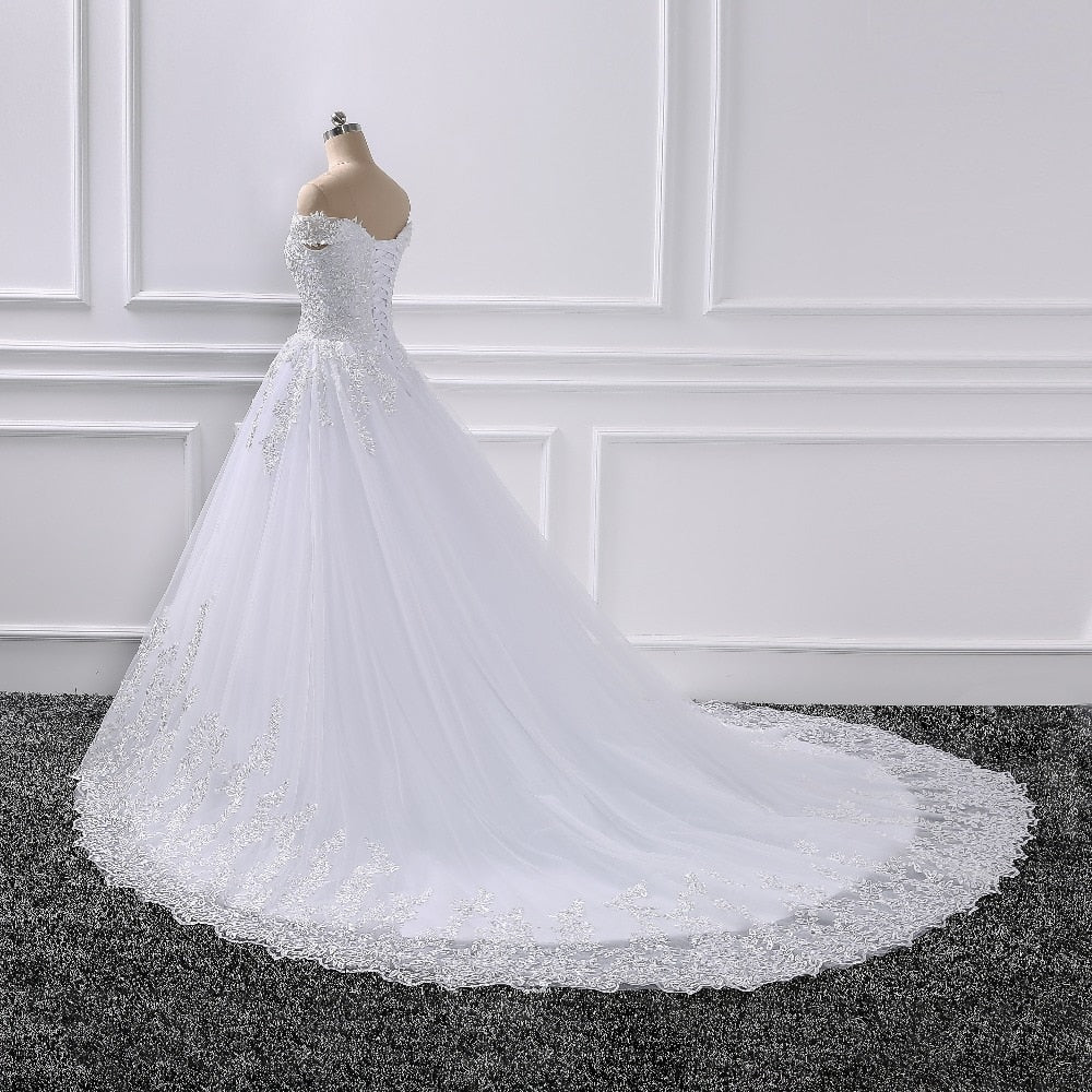 Vestido de novia de princesa con escote en forma de corazón y apliques de encaje y hombros descubiertos