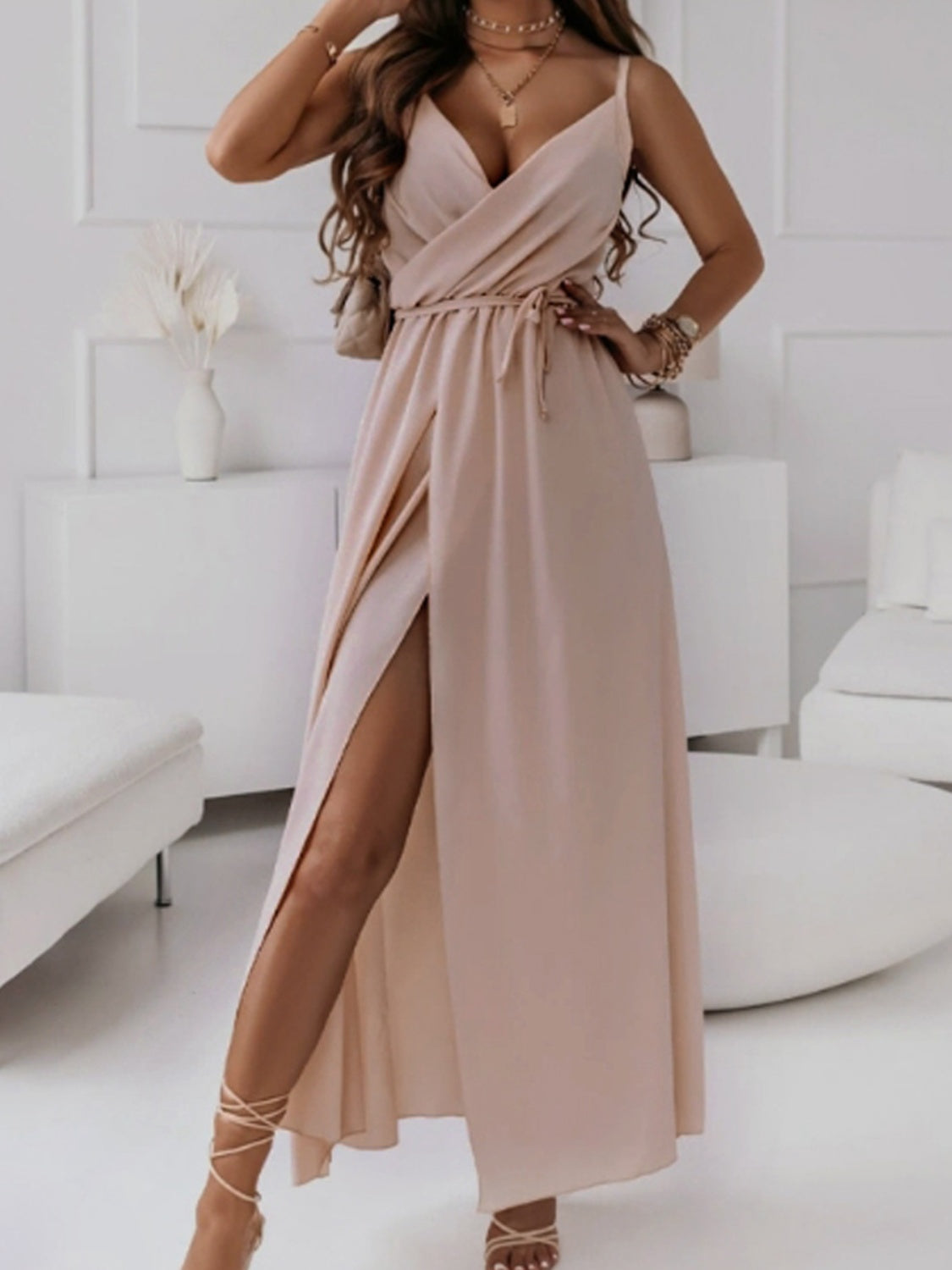 Vestido camisero midi sin mangas con escote cruzado y lazo color miel
