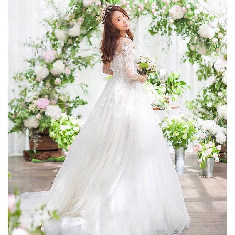 Vestido de novia elegante con escote redondo y manga tres cuartos de encaje
