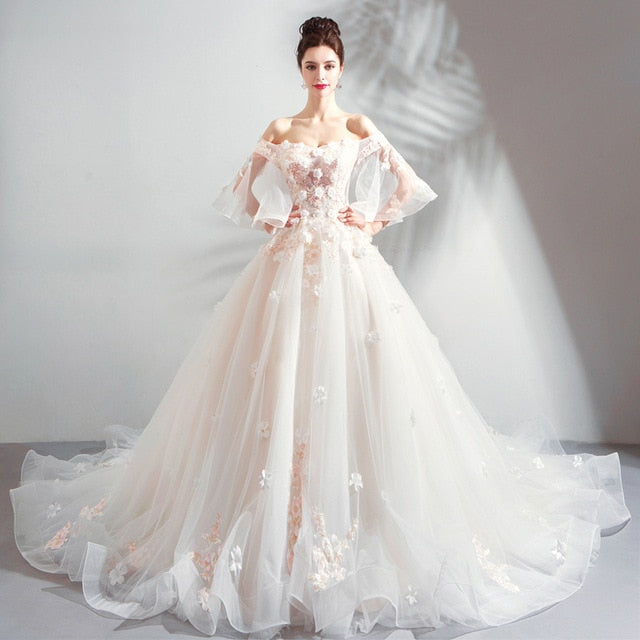 Vestido de novia con cola larga, escote en A, apliques de encaje y abalorios