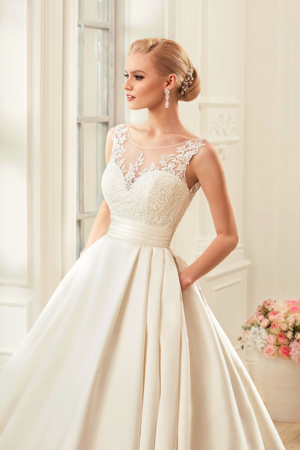Vestido de novia de satén con escote de bola