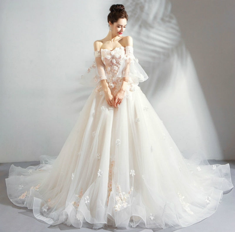 Vestido de novia con cola larga, escote en A, apliques de encaje y abalorios
